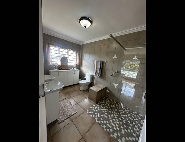 6 BEDROOM HOUSE FOR SALE IN BRACKENHURST